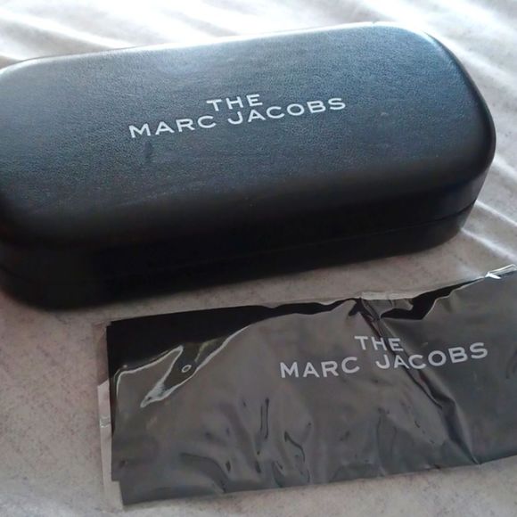 The Marc Jacobs Black Hard Case for glasses - Picture 1 of 8